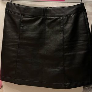 NWOT 🔖Faux leather mini skirt
